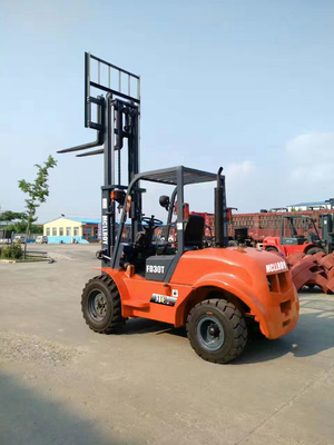 Güvenilir Tüm Arazi Forklift Kamyonu Malların Bir Yerden Diğeriye Taşınmasını Kolaylaştırır